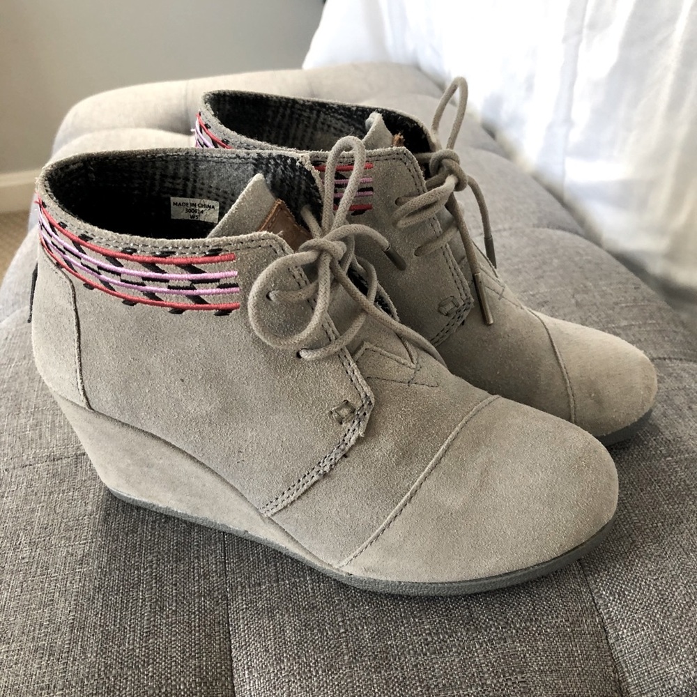 Women’s size  5 Tom’s booties